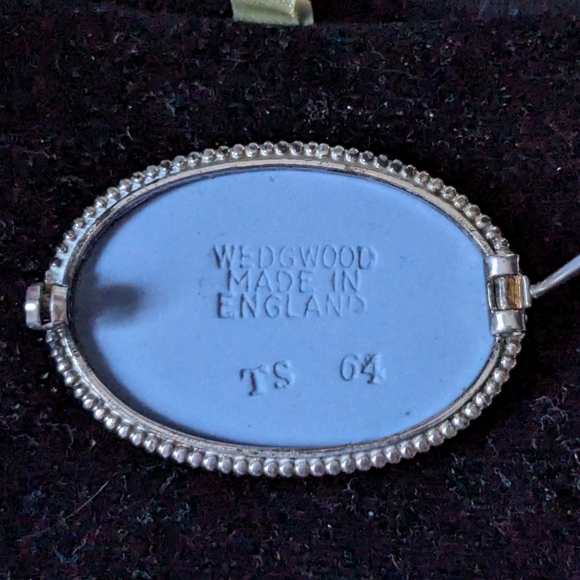 Wedgwood Jasperware Brooch - Vintage in Original Box - Picture 3 of 8
